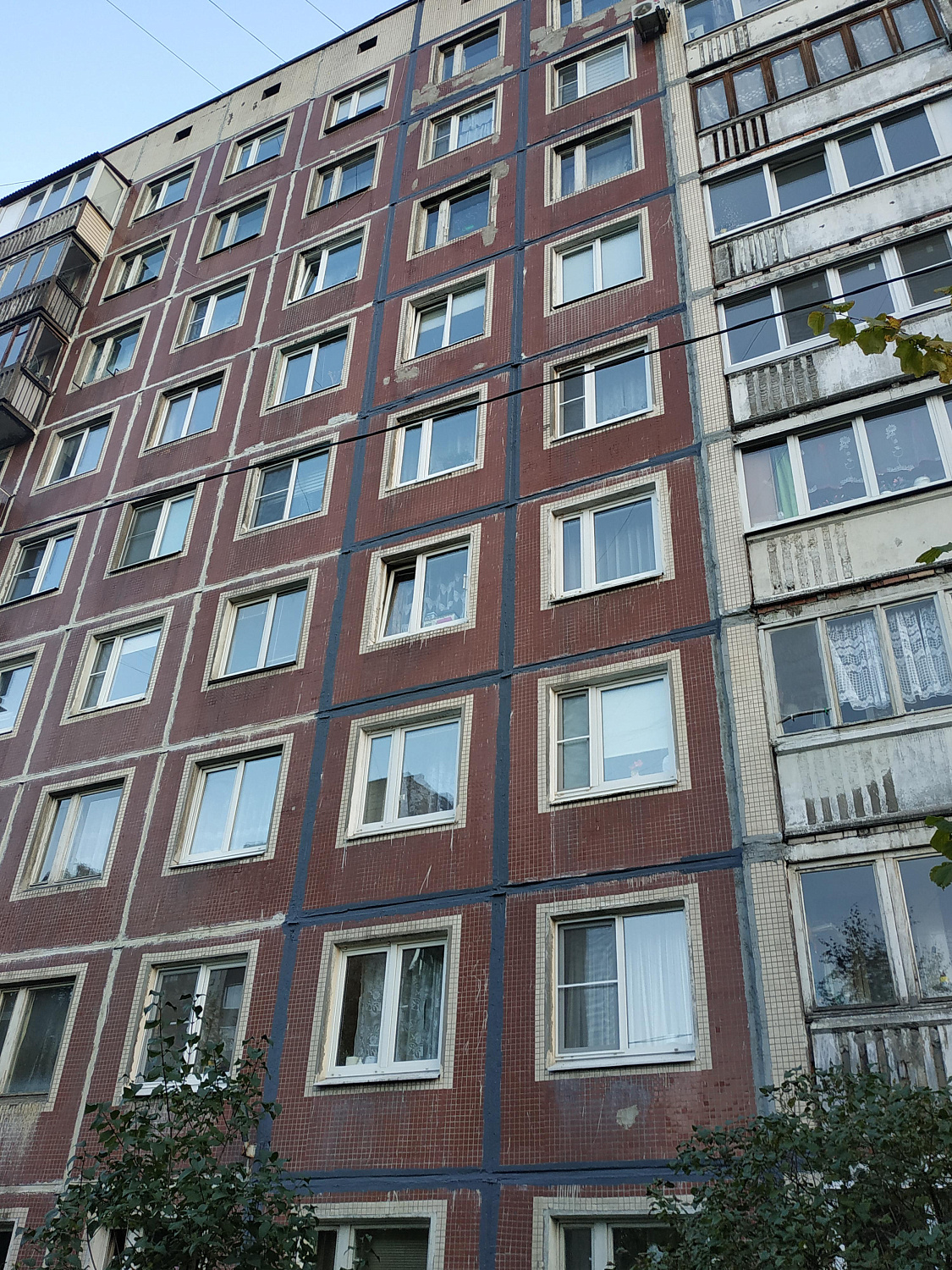 Bronya "Aquablock Effect" guards interpanel seams on a nine-storey building at 21/2 Lunocharskogo Ave., St. Petersburg. (photo)